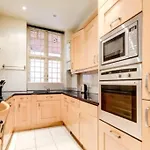 Spacious 3 Bedroom West Kensington Apartment Near Olympia & Westfield