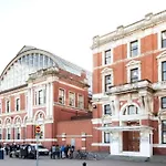 Spacious 3 Bedroom West Kensington Apartment Near Olympia & Westfield