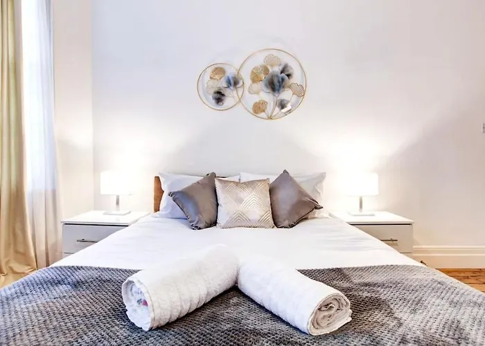 Spacious 3 Bedroom West Kensington Apartment Near Olympia & Westfield