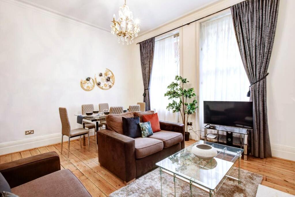 Spacious 3 Bedroom West Kensington Near Olympia & Westfield Appartamento