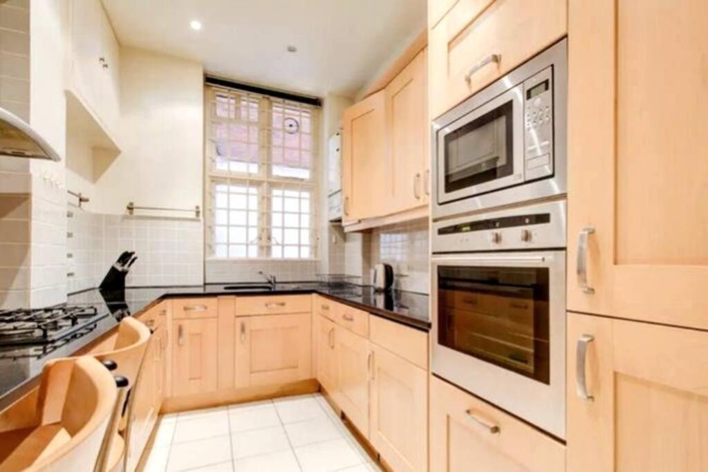 Spacious 3 Bedroom West Kensington Near Olympia & Westfield Londra