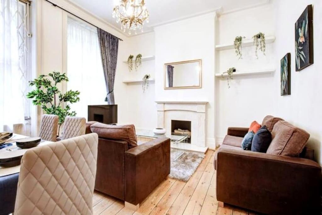 Spacious 3 Bedroom West Kensington Near Olympia & Westfield Appartamento