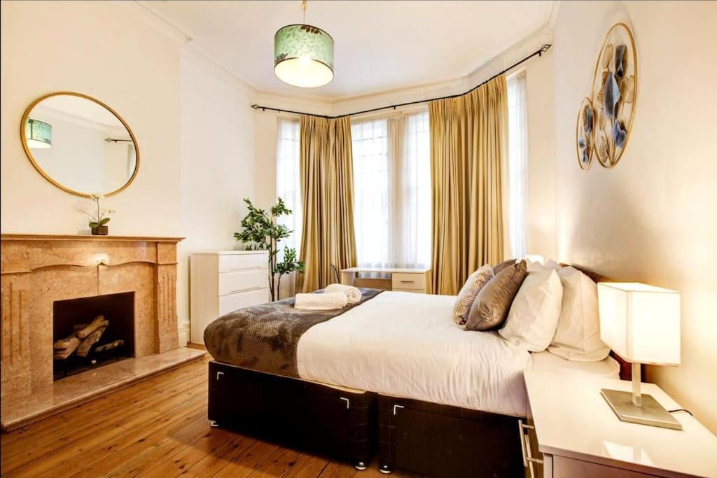 Spacious 3 Bedroom West Kensington Near Olympia & Westfield