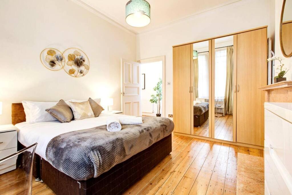 Spacious 3 Bedroom West Kensington Near Olympia & Westfield Appartamento Londra