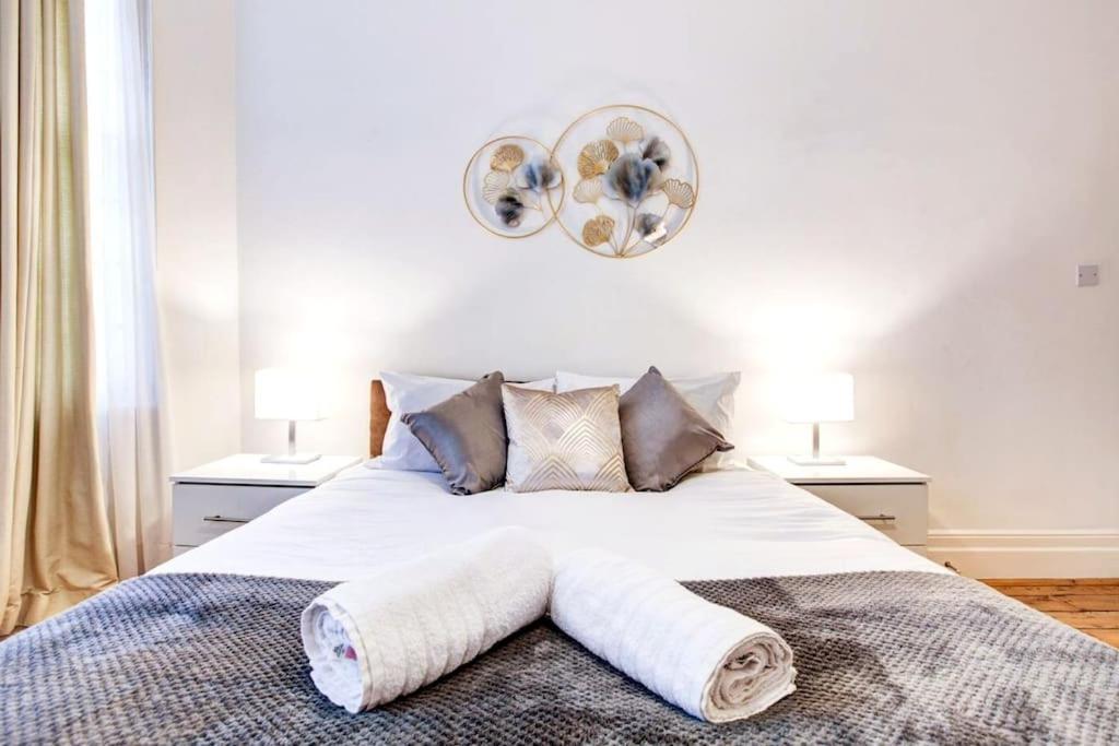 Spacious 3 Bedroom West Kensington Near Olympia & Westfield Londra