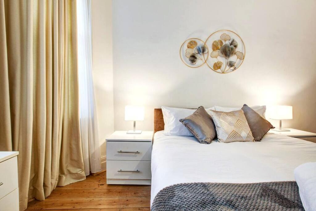 Spacious 3 Bedroom West Kensington Near Olympia & Westfield * Londra