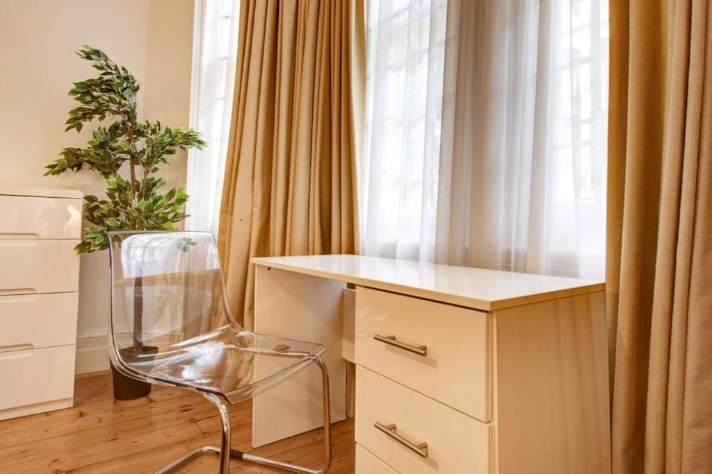 Spacious 3 Bedroom West Kensington Near Olympia & Westfield Appartamento
