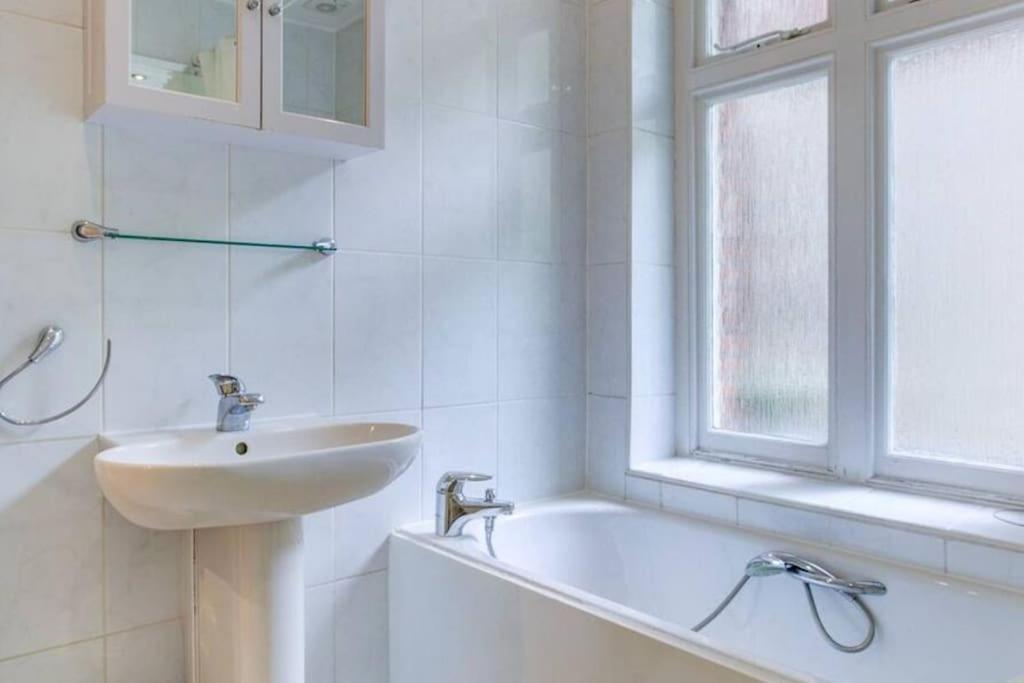 Spacious 3 Bedroom West Kensington Near Olympia & Westfield Appartamento *