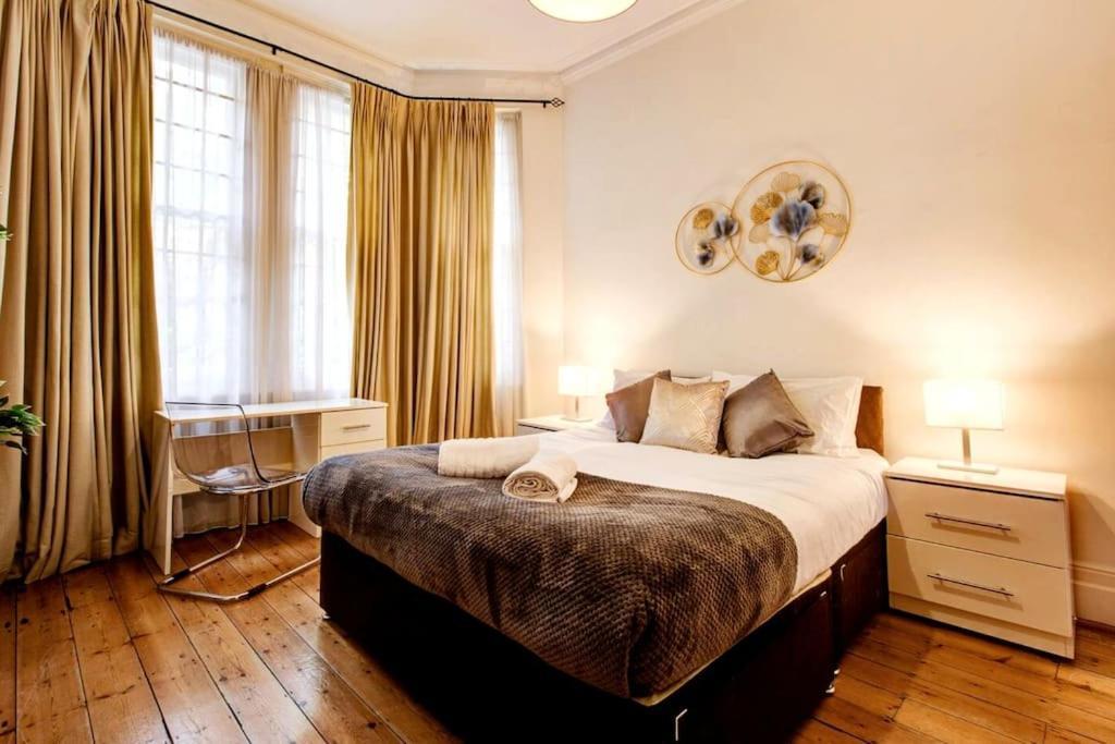 Spacious 3 Bedroom West Kensington Near Olympia & Westfield Appartamento Londra