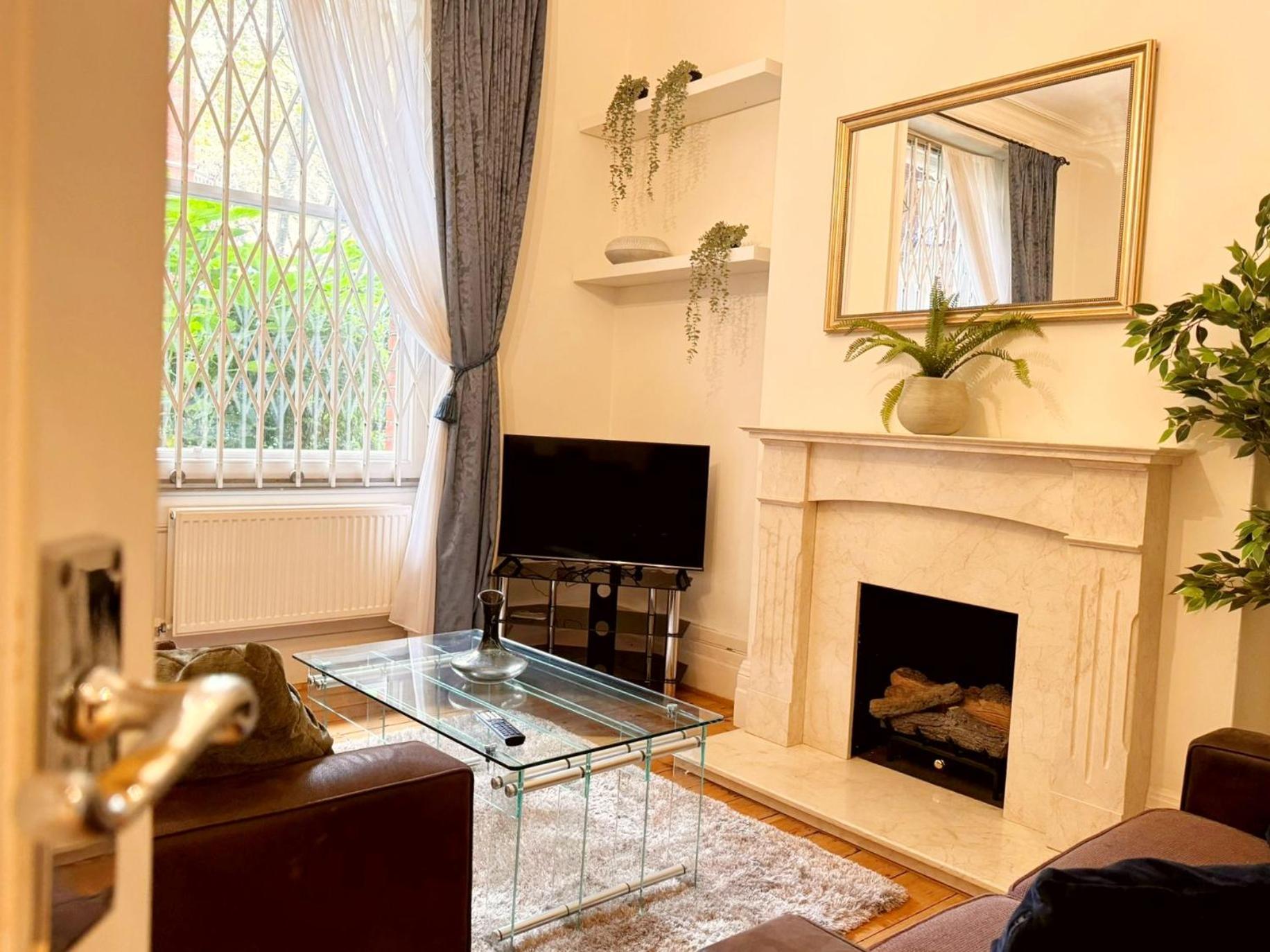 Spacious 3 Bedroom West Kensington Near Olympia & Westfield Appartamento Londra